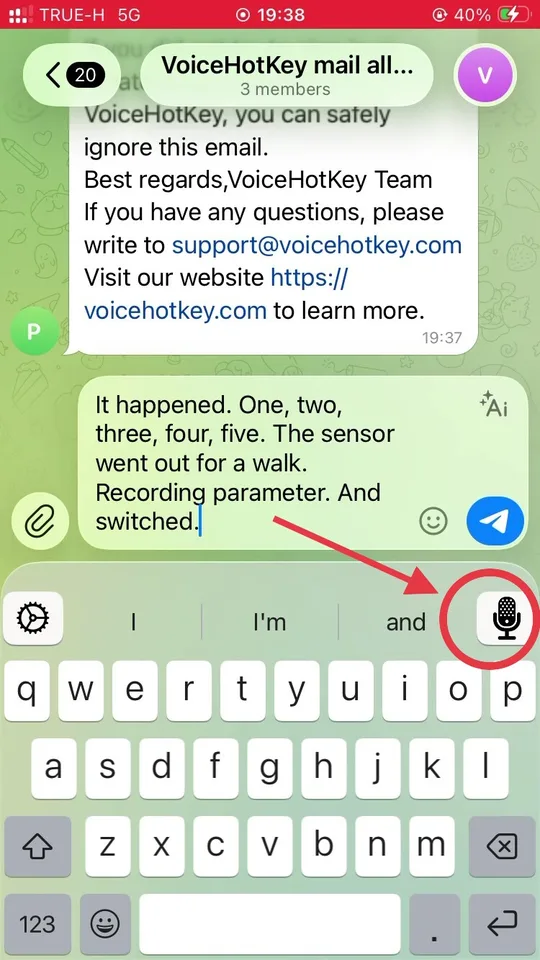 Clavier VoiceHotKey avec une flèche pointant vers le bouton micro de dictée